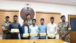 Naxal Surrender: माड़वी समेत 11 लाख के ईनामी नक्सलियों ने पुलिस के सामने डाले अपने हथियार, खुद से बताया ये कारण