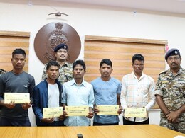 Naxal Surrender: माड़वी समेत 11 लाख के ईनामी नक्सलियों ने पुलिस के सामने डाले अपने हथियार, खुद से बताया ये कारण