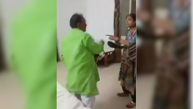 PWD का इंजीनियर कर रहा था ऐसी हरकत, देखिए- महिला ने चप्पलों से कैसे सिखाया सबक, 'नौकरी भी गई'