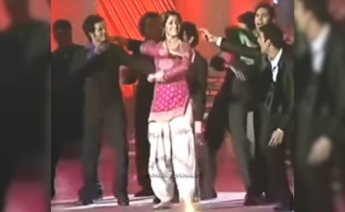 Throwback Gold: Anushka Sharma And Akshay Kumar Dance To <i>Laung Da Lashkara</i>