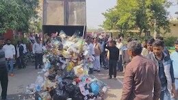 नगर निगम ऑफिस बना डंपिंग यार्ड, मेयर चैंबर के गेट पर लटकाया कूड़ा, भीलवाड़ा में सफाईकर्मी भर्ती पर बड़ा हंगामा