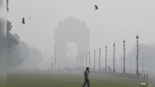 दिल्ली की सांसे हुईं भारी, कई इलाकों में आज भी 400 पार AQI, जानें कहां कैसे हालात
