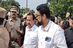 Locals Throw Mud On Tamil Nadu Minister During Visit To Cyclone-Hit Area Locals Throw Mud On Tamil Nadu Minister During Visit To Cyclone-Hit Area