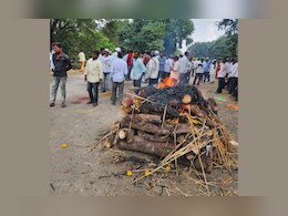 महामार्गावरच चिता रचली, अंत्यसंस्कारही केले; संतप्त नागरिकांची नेमकी मागणी काय?