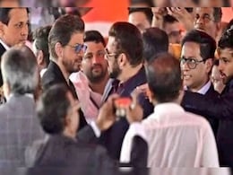 Watch: Shah Rukh Khan And Salman Khan Share A Hug At Devendra Fadnavis' Oath-Taking Ceremony Watch: Shah Rukh Khan And Salman Khan Share A Hug At Devendra Fadnavis' Oath-Taking Ceremony