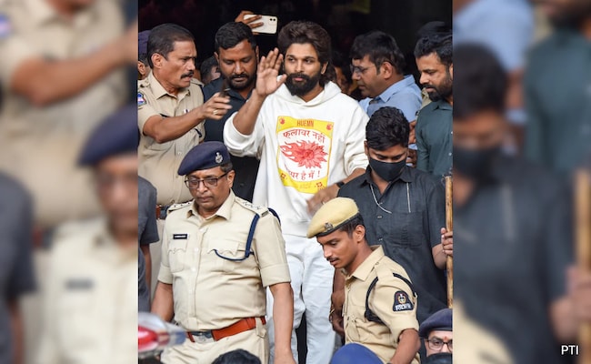 'પુષ્પા 2' સ્ક્રીનિંગ સ્ટેમ્પેડ કેસમાં જેલમાં રાત વિતાવ્યા બાદ અલ્લુ અર્જુનને મુક્ત કરવામાં આવ્યો હતો 'પુષ્પા 2' સ્ક્રીનિંગ સ્ટેમ્પેડ કેસમાં જેલમાં રાત વિતાવ્યા બાદ અલ્લુ અર્જુનને મુક્ત કરવામાં આવ્યો હતો