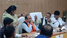 सवाई माधोपुर में मंत्री की बैठक में भारी हंगामा, हीरालाल नागर और कांग्रेस विधायक इंद्रा मीणा में तीखी नोकझोंक