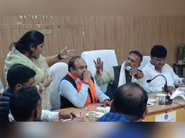 सवाई माधोपुर में मंत्री की बैठक में भारी हंगामा, हीरालाल नागर और कांग्रेस विधायक इंद्रा मीणा में तीखी नोकझोंक सवाई माधोपुर में मंत्री की बैठक में भारी हंगामा, हीरालाल नागर और कांग्रेस विधायक इंद्रा मीणा में तीखी नोकझोंक