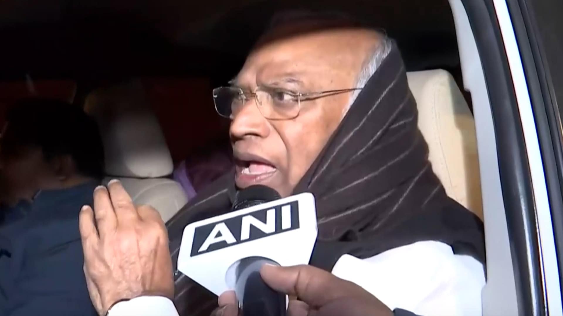 Kharge Slams Amit Shah: "BJP Lying to Divert Attention, HM Came to Praise Modi"
