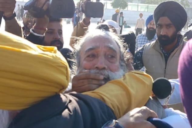 लोगों ने हमलावर को पकड़ा 