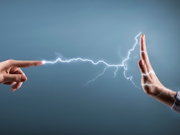 क्या आपको भी ठंड में किसी चीज या इंसान को छूने पर महसूस होता है करंट का झटका, जानिये इसके पीछे की वजह क्या आपको भी ठंड में किसी चीज या इंसान को छूने पर महसूस होता है करंट का झटका, जानिये इसके पीछे की वजह