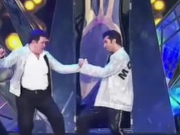 ऋषि कपूर ने जब 'ओम शांति ओम' गाने पर कर दिया था बेटे को फेल, रणबीर नहीं मैच कर पाए थे एनर्जी, लोग बोले- बाप तो बाप होता है ऋषि कपूर ने जब 'ओम शांति ओम' गाने पर कर दिया था बेटे को फेल, रणबीर नहीं मैच कर पाए थे एनर्जी, लोग बोले- बाप तो बाप होता है
