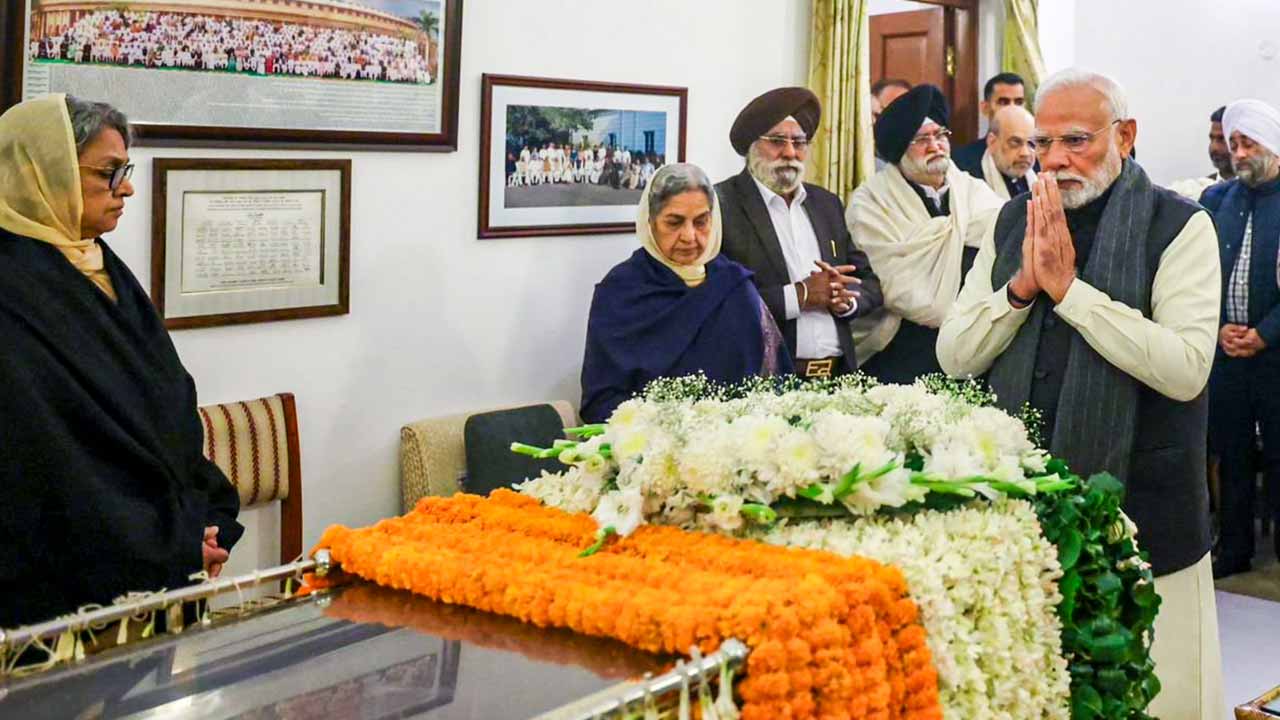 PM Modi And Amit Shah Pay Tribute To Dr Manmohan Singh