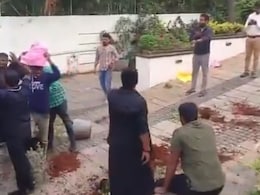 अल्लू अर्जुन के घर पर टमाटर फेंके, की तोड़फोड़; नहीं थम रहा अल्लू अर्जुन से जुड़ा भगदड़ मामला