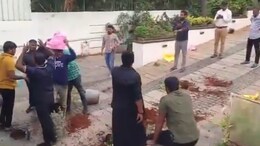 पुष्पा-2 के एक्टर अल्लू अर्जुन के घर पर हमला, उपद्रवियों ने फेंके टमाटर, गमले भी तोड़े