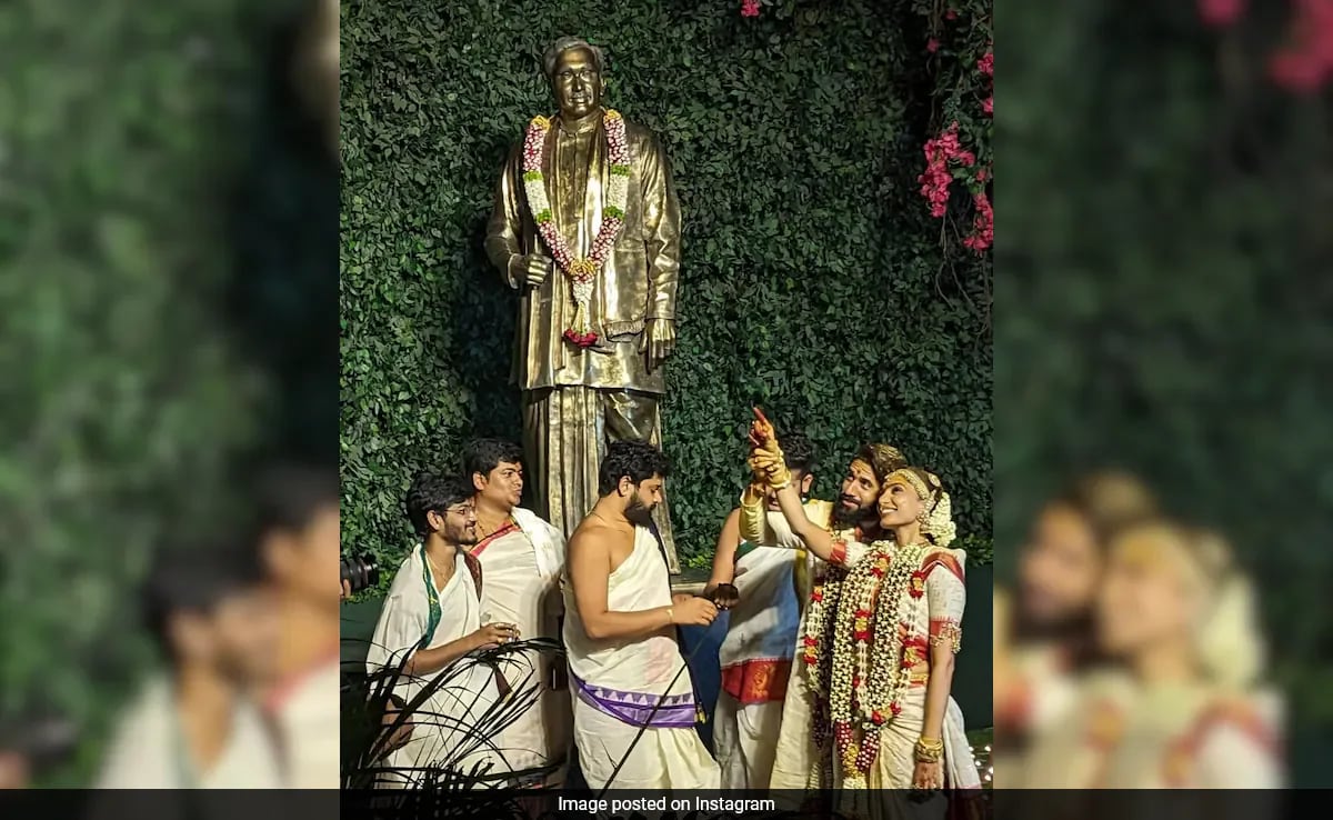naga chaitanya engagement dress When we talk engagements, people tend to experiment with colours and silhouettesbecause there's no one formula. But for Sobhita Dhulipala and Naga Chaitanya Akkineni , their Nischitaardham (engagement) ceremony attire was all