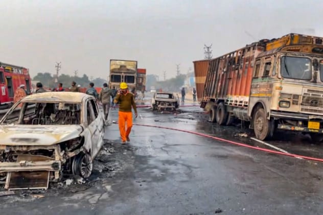 गैस लीक के बाद लगी आग में जली हुई कार और ट्रक की तस्वीर. गैस लीक के बाद लगी आग में जली हुई कार और ट्रक की तस्वीर.