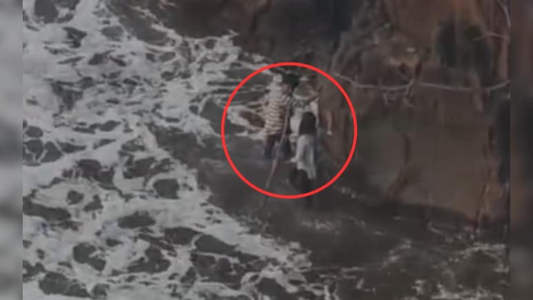 VIDEO : समुद्रात मौजमजेसाठी गेले अन् भरतीच्या पाण्यात अडकले, दाम्पत्यासोबत पाहा काय घडलं?