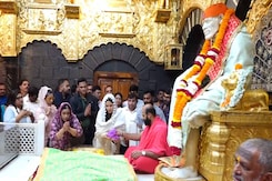 Watch: Katrina Seeks Blessings From Sai Baba in Shirdi With Mother-In-Law Watch: Katrina Seeks Blessings From Sai Baba in Shirdi With Mother-In-Law