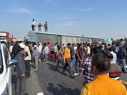 लखनऊ-आगरा एक्सप्रेस-वे पर डबल डेकर बस पलटी, 6 की मौत, यात्रियों ने बताया आखिर हुआ क्या लखनऊ-आगरा एक्सप्रेस-वे पर डबल डेकर बस पलटी, 6 की मौत, यात्रियों ने बताया आखिर हुआ क्या