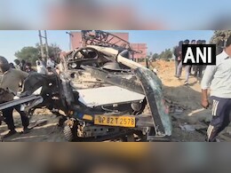 हाथरस में भीषण सड़क हादसा, ट्रक और वैन की टक्कर में 6 लोगों की मौत