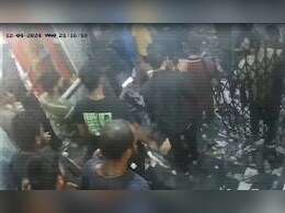 पुष्पराज के फैंस की भीड़, टूटे गेट और चीख-पुकार... संध्या थियेटर में भगदड़ का नया वीडियो पुष्पराज के फैंस की भीड़, टूटे गेट और चीख-पुकार... संध्या थियेटर में भगदड़ का नया वीडियो
