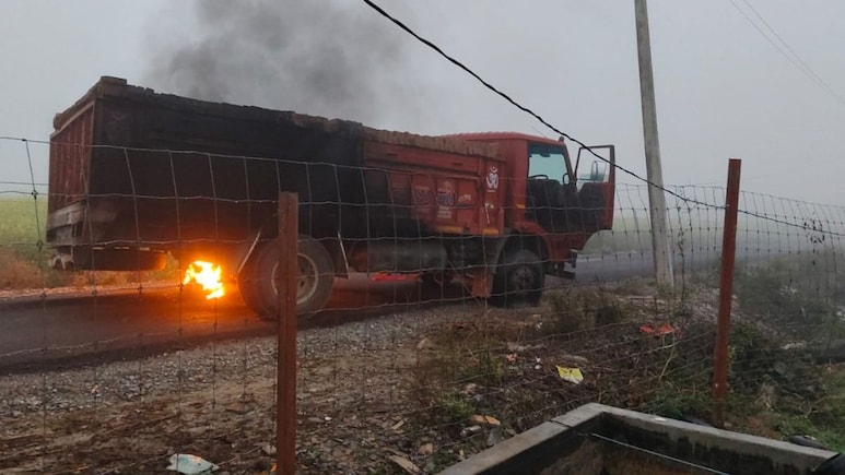 Tonk News: सड़क पर लटके बिजली के तार की चपेट में आया ट्रक, ड्राइवर की जिंदा जलकर हुई मौत