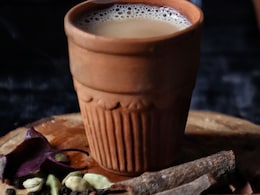 चाय में अदरक घिसकर डाल रहे हैं या कूट कर, सच तो ये है कि 90% लोग जानते ही नहीं सही तरीका चाय में अदरक घिसकर डाल रहे हैं या कूट कर, सच तो ये है कि 90% लोग जानते ही नहीं सही तरीका
