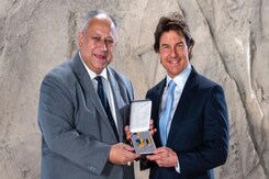 Tom Cruise Honoured With US Navy Award Tom Cruise Honoured With US Navy Award