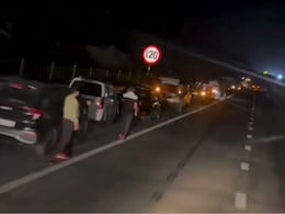 Samruddhi Mahamarg : रात्री 11 ची वेळ, समृद्धी महामार्गावर एकाच वेळी 50 ते 60 वाहनं पंक्चर, नेमकं काय घडलं?  Samruddhi Mahamarg : रात्री 11 ची वेळ, समृद्धी महामार्गावर एकाच वेळी 50 ते 60 वाहनं पंक्चर, नेमकं काय घडलं?