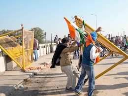 Farmer Protest : शेतकऱ्यांना शंभू बॉर्डरवर रोखलं, पोलिसांनी अश्रूधुराच्या नळकांड्या सोडल्या, 4 जखमी
