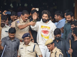 Allu Arjun : अल्लू अर्जुनच्या अटकेनंतर राजकारण तापलं, वरुण-चिरंजीवी 'पुष्पा' साठी धावले Allu Arjun : अल्लू अर्जुनच्या अटकेनंतर राजकारण तापलं, वरुण-चिरंजीवी 'पुष्पा' साठी धावले