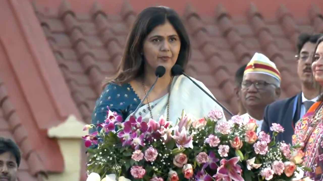 Pankaja Munde Takes Oath As Minister In Devendra Fadnavis' Government