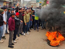नए साल के स्वागत के बदले क्यों उबल रहा है नीमकाथाना? बाजार बंद, सड़कों पर लोग कर रहे आगजनी नए साल के स्वागत के बदले क्यों उबल रहा है नीमकाथाना? बाजार बंद, सड़कों पर लोग कर रहे आगजनी