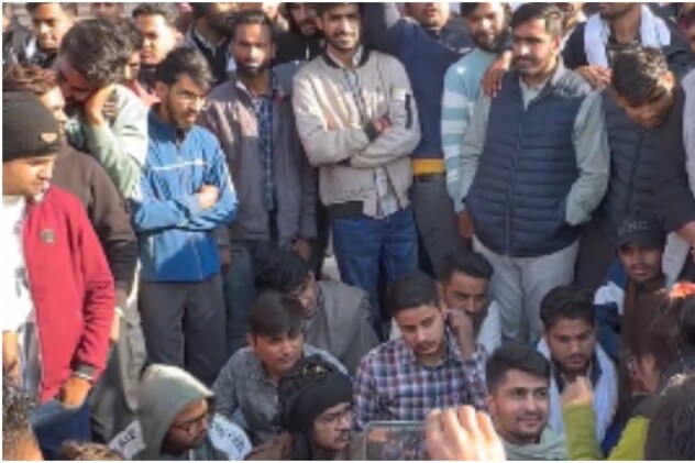 उत्कर्ष कोचिंग के बाहर धरने पर बैठे छात्र.