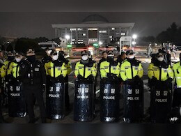 दक्षिण कोरियात आणीबाणी लागू, राष्ट्राध्यक्षांची घोषणा; राजकीय तणाव वाढला दक्षिण कोरियात आणीबाणी लागू, राष्ट्राध्यक्षांची घोषणा; राजकीय तणाव वाढला