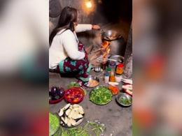 साड़ी पहन, जमीन पर बैठकर रानी चटर्जी ने मिट्टी के चूल्हे पर पकाया खाना, वायरल हुआ वीडियो  साड़ी पहन, जमीन पर बैठकर रानी चटर्जी ने मिट्टी के चूल्हे पर पकाया खाना, वायरल हुआ वीडियो