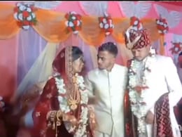 फेरों से पहले दुल्हन ने स्टेज पर कर दी ऐसी हरकत, देखकर गुस्से से तिलमिला उठा दूल्हा फेरों से पहले दुल्हन ने स्टेज पर कर दी ऐसी हरकत, देखकर गुस्से से तिलमिला उठा दूल्हा