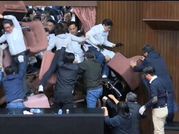 'दंगल' का अखाड़ा बनी ताइवान की संसद, खूब चले लात-घूंसे, कुर्सियों से हमला 'दंगल' का अखाड़ा बनी ताइवान की संसद, खूब चले लात-घूंसे, कुर्सियों से हमला