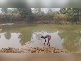 CG News: छत्तीसगढ़ के 'मांझी' ने 27 वर्ष तक कड़ी मेहनत कर अकेले ही खोद दिया तालाब, अब पूरे गांव के लोग बुझा रहे हैं प्यास CG News: छत्तीसगढ़ के 'मांझी' ने 27 वर्ष तक कड़ी मेहनत कर अकेले ही खोद दिया तालाब, अब पूरे गांव के लोग बुझा रहे हैं प्यास