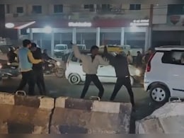 VIDEO : भोपाल में साइड नहीं देने पर कैब ड्राइवर को बेरहमी से पीटा, तमाशबीन बने रहे लोग VIDEO : भोपाल में साइड नहीं देने पर कैब ड्राइवर को बेरहमी से पीटा, तमाशबीन बने रहे लोग