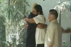 Vijay Deverakonda Meets Allu Arjun After The 'Pushpa 2' Actor's Release From Jail Vijay Deverakonda Meets Allu Arjun After The 'Pushpa 2' Actor's Release From Jail