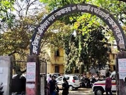 Kalyan News : जज साहेब मला मोकळे करा, आरोपीने न्यायाधीशांच्या दिशेनं भिरकावली चप्पल Kalyan News : जज साहेब मला मोकळे करा, आरोपीने न्यायाधीशांच्या दिशेनं भिरकावली चप्पल