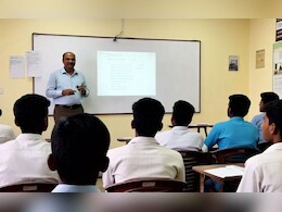 MP NEWS: बेखौफ ट्यूशन पढ़ाते नजर आए सीएम राइज स्कूल के टीचर, अब होगा एक्शन! MP NEWS: बेखौफ ट्यूशन पढ़ाते नजर आए सीएम राइज स्कूल के टीचर, अब होगा एक्शन!
