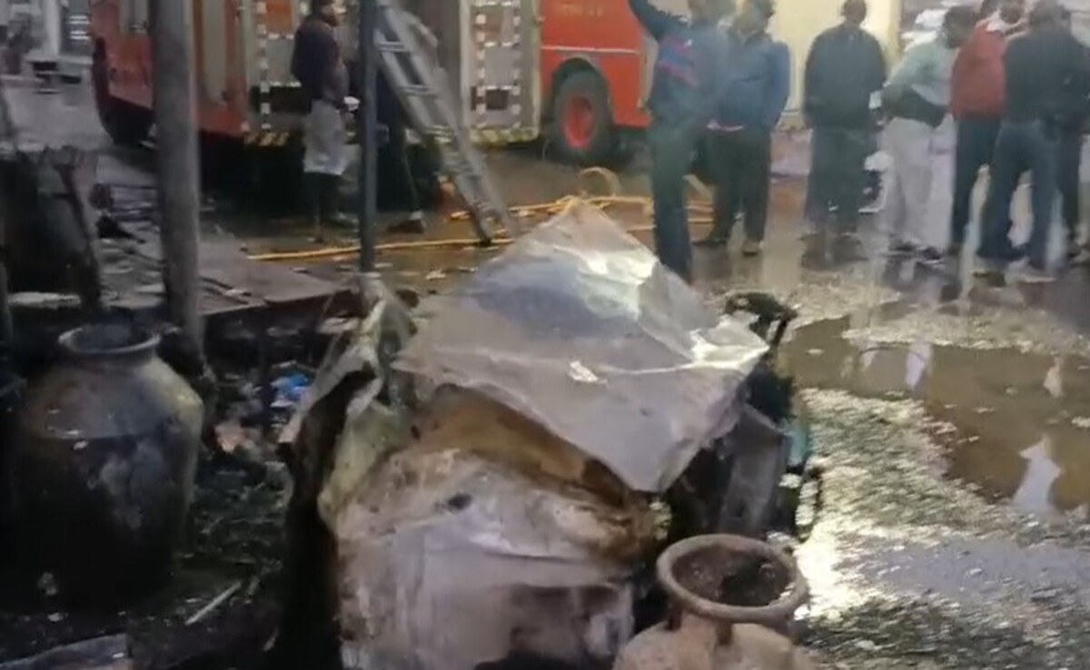 घर में लगी भीषण आग, पति-पत्‍नी और 2 बच्‍चों की मौत, मध्य प्रदेश के देवास  में बड़ा हदासा | Madhya Pradesh Huge fire in the house death of husband wife  and 2