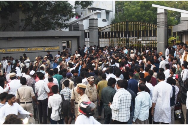 अभिनेता की रिहाई के वक्त जेल के बाहर जमा हुई अल्लू अर्जुन के फैन्स की भीड़. अभिनेता की रिहाई के वक्त जेल के बाहर जमा हुई अल्लू अर्जुन के फैन्स की भीड़.