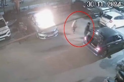 Video: Man Sets Neighbour's Car On Fire In Delhi, Arrested 600 Km Away In UP Video: Man Sets Neighbour's Car On Fire In Delhi, Arrested 600 Km Away In UP