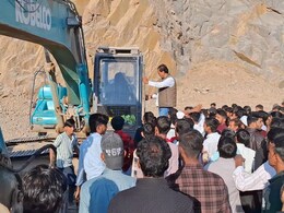 काना पहाड़ पर खनन का विरोध, स्थनीय लोगों के साथ सड़क पर उतरे पूर्व मंत्री, प्रशासन को दी चेतावनी काना पहाड़ पर खनन का विरोध, स्थनीय लोगों के साथ सड़क पर उतरे पूर्व मंत्री, प्रशासन को दी चेतावनी