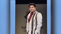 ज्&zwj;योतिरादित्&zwj;य सिंधिया ने फैशन शो में बिखेरा जलवा, दिल्ली में अष्टलक्ष्मी महोत्सव के दौरान किया रैंप वॉक