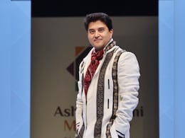 ज्योतिरादित्य सिंधिया ने फैशन शो में बिखेरा जलवा, दिल्ली में अष्टलक्ष्मी महोत्सव के दौरान किया रैंप वॉक ज्योतिरादित्य सिंधिया ने फैशन शो में बिखेरा जलवा, दिल्ली में अष्टलक्ष्मी महोत्सव के दौरान किया रैंप वॉक